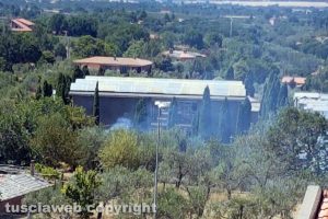 L'incendio vicino al cimitero di Bagnaia