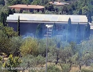 L'incendio vicino al cimitero di Bagnaia
