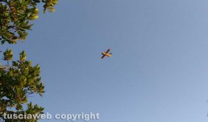 Weekend di fuoco nell'Alto viterbese - Il canadair in azione 
