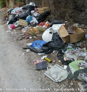 Viterbo - Rifiuti in strada Riello