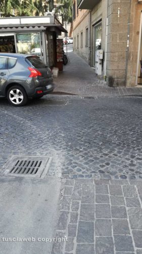 Viterbo - Incrocio tra via Matteotti e piazza della Rocca - Le strisce pedonali non ci sono più