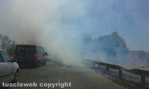 Fiamme e fumo lungo la Cassia bis