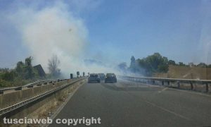 Fiamme e fumo lungo la Cassia bis