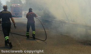 Fiamme e fumo lungo la Cassia bis