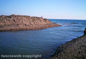 Tarquinia - Muro di sabbia sulla foce del Marta