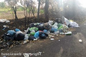 Viterbo - Rifiuti lungo strada Sammartinese