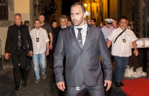 Alessio Viti e dietro Andrea Bocelli