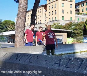 Viterbo - Il monumento al paracadutista al Sacrario ripulito dall'Anpdi