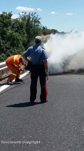 Pescia Romana - Auto in fiamme sull'Aurelia