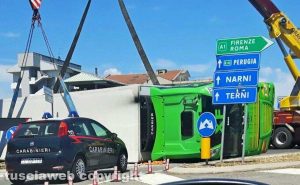 Orte – Camion pieno di frutta e verdura cappotta al casello
