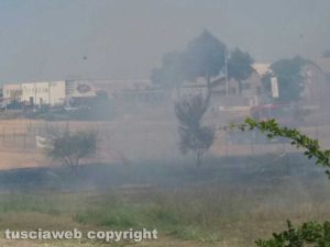 Viterbo - Sterpaglie in fiamme sulla Tuscanese