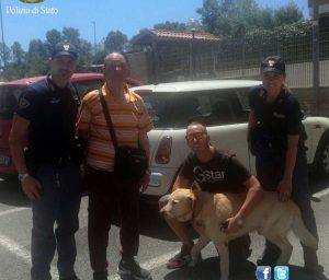 Roma - La polizia con il labrador e l'anziano che si era perso