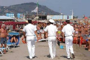 I controlli in spiaggia della Guardia costiera