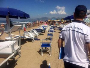I controlli in spiaggia della Guardia costiera