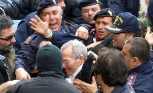 L'arresto di Bernardo Provenzano. Nella foto, a sinistra: il questore Renato Cortese che coordinò il blitz della cattura