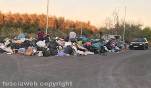 Viterbo - Strada Quartuccio - Isola ecologica abbandonata e gente che rovista tra i rifiuti