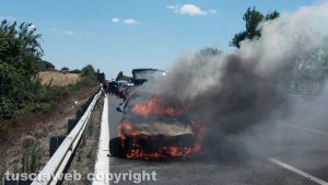 Pescia Romana - Auto in fiamme sull'Aurelia