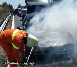 Pescia Romana - Auto in fiamme sull'Aurelia