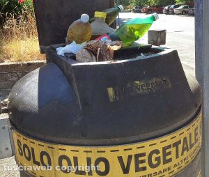 Viterbo - Il raccoglitore di olio di via Carlo Cattaneo