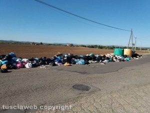 Viterbo - Rifiuti in strada Montarone