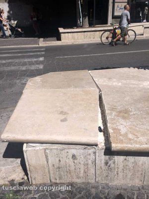 Viterbo - Il lastrone pericolante a piazza della Repubblica 