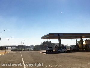 La stazione di servizio che si trova a ridosso della zona interessata dall'incendio in strada Bagni 
