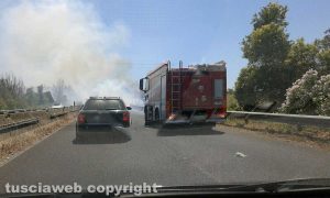 Fiamme e fumo lungo la Cassia bis
