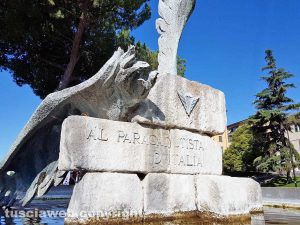 Viterbo - Il monumento al paracadutista al Sacrario ripulito dall'Anpdi