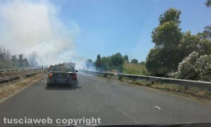 Fiamme e fumo lungo la Cassia bis