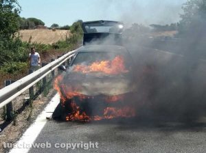 Pescia Romana - Auto in fiamme sull'Aurelia