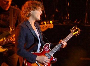 Federico Poggipollini in un concerto con Ligabue