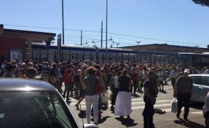Folla di pendolari davanti alla stazione di Maccarese