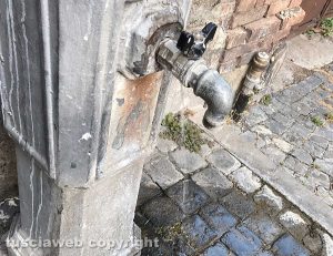 Viterbo - Piazza della Vittoria - Fontanella rotta