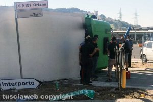 Orte – Camion pieno di frutta e verdura cappotta al casello