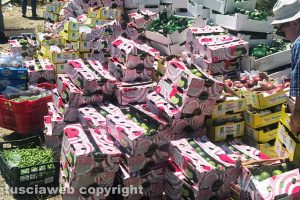 Orte – Camion pieno di frutta e verdura cappotta al casello