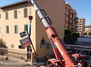 Viterbo - I vigili del fuoco al lavoro per un'insegna pericolante
