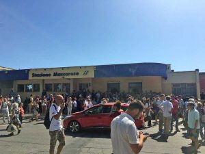 Pendolari davanti alla stazione di Maccarese