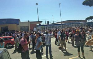 Folla di pendolari davanti alla stazione di Maccarese