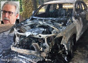 La macchina divorata dalle fiamme - Nel riquadro, l'avvocato Roberto Alabiso