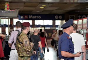 Roma - Polizia ed Esercito a una stazione della metro