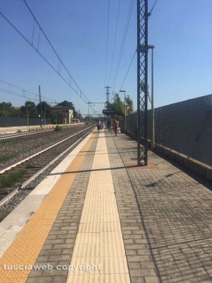 Il treno non si ferma, passeggeri fatti scendere oltre la banchina