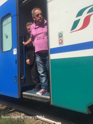 Il treno non si ferma, passeggeri fatti scendere oltre la banchina