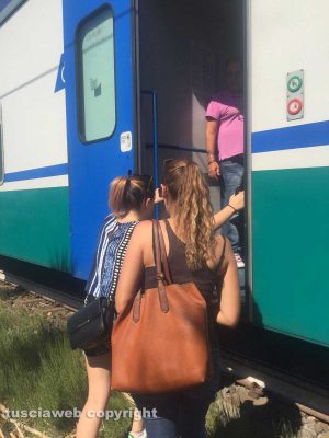 Il treno non si ferma, passeggeri fatti scendere oltre la banchina