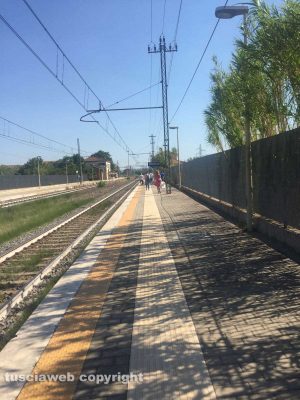 Il treno non si ferma, passeggeri fatti scendere oltre la banchina