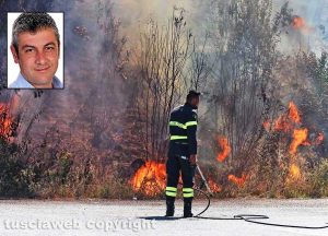 Un incendio - Nel riquadro: Il sindaco di Nepi Pietro Soldatelli