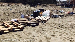Tarquinia lido dopo i falò di Ferragosto