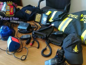 Roma - Polizia - Divise e materiali sequestrati