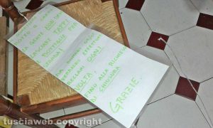 Il messaggio affisso sul negozio di alimentari