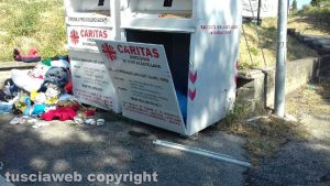 I bidoni della Caritas aperti e svuotati