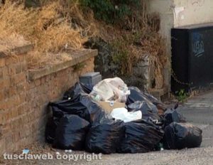Viterbo - L'immondizia al parcheggio di viale Raniero Capocci 